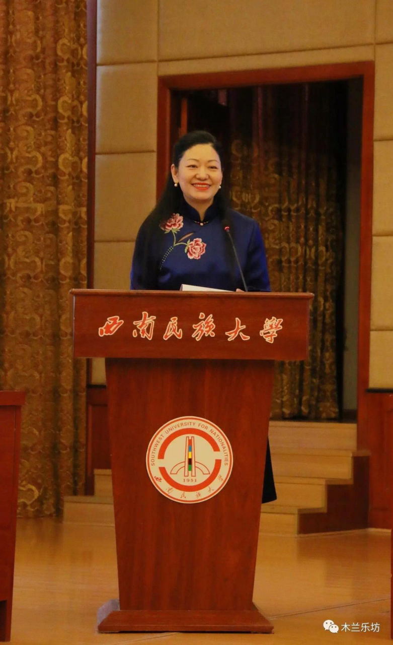 项目主持人、艺术学院院长穆兰现场讲话项目主持人、艺术学院院长穆兰从授课专家、学员结构和实施现状三个方面对该项目作了详细说明。项目主持人坚持近20年对民族多声部的研究、创作、展演,将民族多声部音乐走向世界各地,将土地中最美和声传承、传唱,将中国文化、中国音乐走向世界。