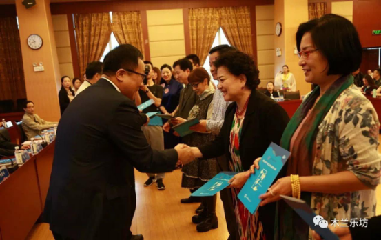 西南民族大学校长助理李耿年著名艺术家高小华四川省音乐家协会副主席李小明向各位专家颁发了《国家艺术基金专家聘书》