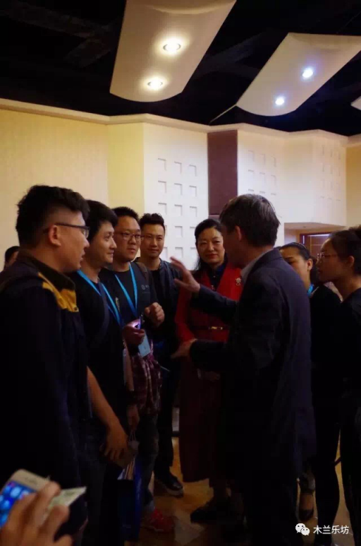 讲座结束后学习热情依旧高涨的学员们